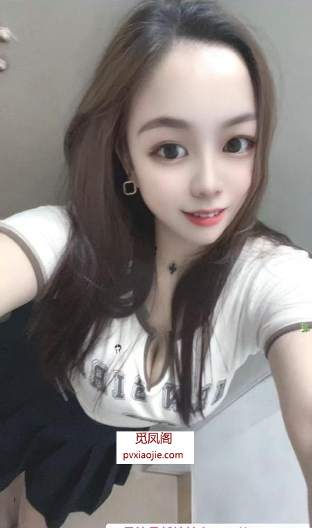 女友感舌吻御姐